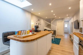 Spacious and stylish ENTIRE 3BR Reading House with FREE WiFi, Netflix, Amazon, Disney, Apple TV By JDF Property